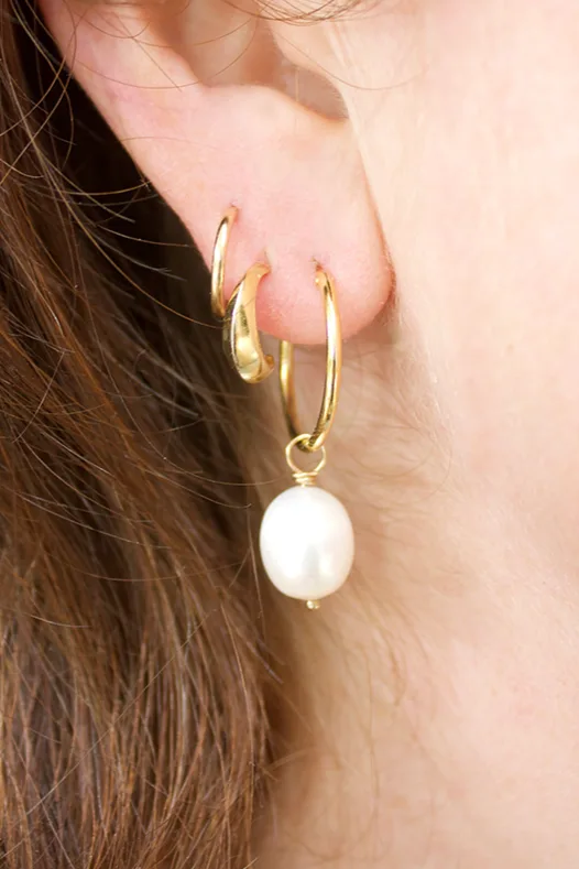 Maddie — Gold hoop earrings product view 2